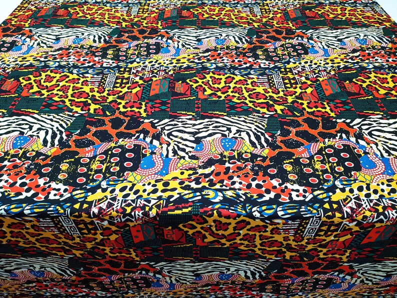 Pu&ograve; includere: Tessuto colorato con un motivo ripetitivo di stampe animalier, tra cui leopardo, zebra e ghepardo. Il tessuto &egrave; un mix di nero, bianco, rosso, giallo e blu.