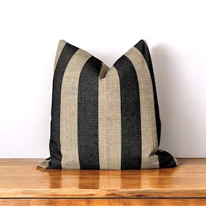 Zwart en beige gestreepte kussensloop: jutelook, geometrische print