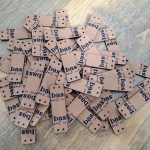 Taille plus petite (0,6 x 2 po.) pour les petits articles - Étiquettes en cuir végétalien - Rivet (non inclus) ou trous à coudre - étiquettes personnalisées pour les articles en tricot ou au crochet