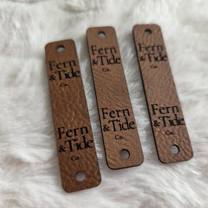 Étiquettes en cuir végétalien RIVET 50 x 2,25 po. - RIVET non inclus - trou de rivet 3 mm - pour les articles en tricot ou au crochet - branding - petite entreprise - cadeaux