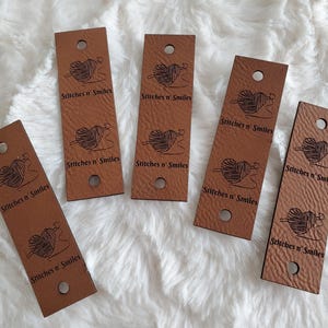 Étiquettes RIVET en cuir végétalien 0,85 x 2,75 po. - avec ou sans rivets - trou de rivet 4 mm - pour articles tricotés ou crochetés - branding - affaires - cadeaux
