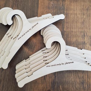 Cintres en bois avec LOGO ou nom personnalisé, parfaits pour exposer des articles pour bébés en tricot ou au crochet - 5 styles - cadeau spécial - remise pour 5 - 10,2 po.