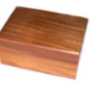 Op de afbeelding: Een kleine, rechthoekige houten doos met een natuurlijke houten afwerking. De doos heeft een eenvoudig ontwerp en is gemaakt van massief hout.