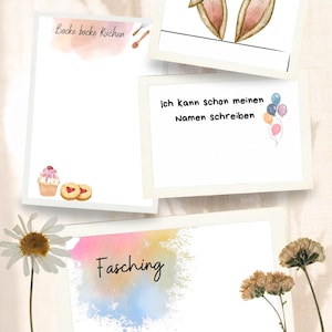 Puede incluir: Cuatro marcos blancos con fondos de acuarela coloridos y texto. Los marcos están dispuestos en forma de cuadrado. El texto en los marcos dice "Portfolio Seiten", "Back back Kuchen", "Ich kann schon meinen Namen schreiben" y "Fasching".