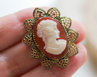 Broche de cameo ovalado vintage, broche de cameo de filigrana en tono dorado, broche de otoño, cameo tallado