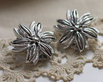 Vintage silver tone flower clip on earrings Dainty flower statement earrings 1 inch Diameter