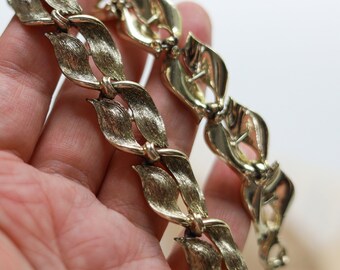 Collana girocollo con foglia d'oro, firmata Japan Statement Botanical Ribbed Collar