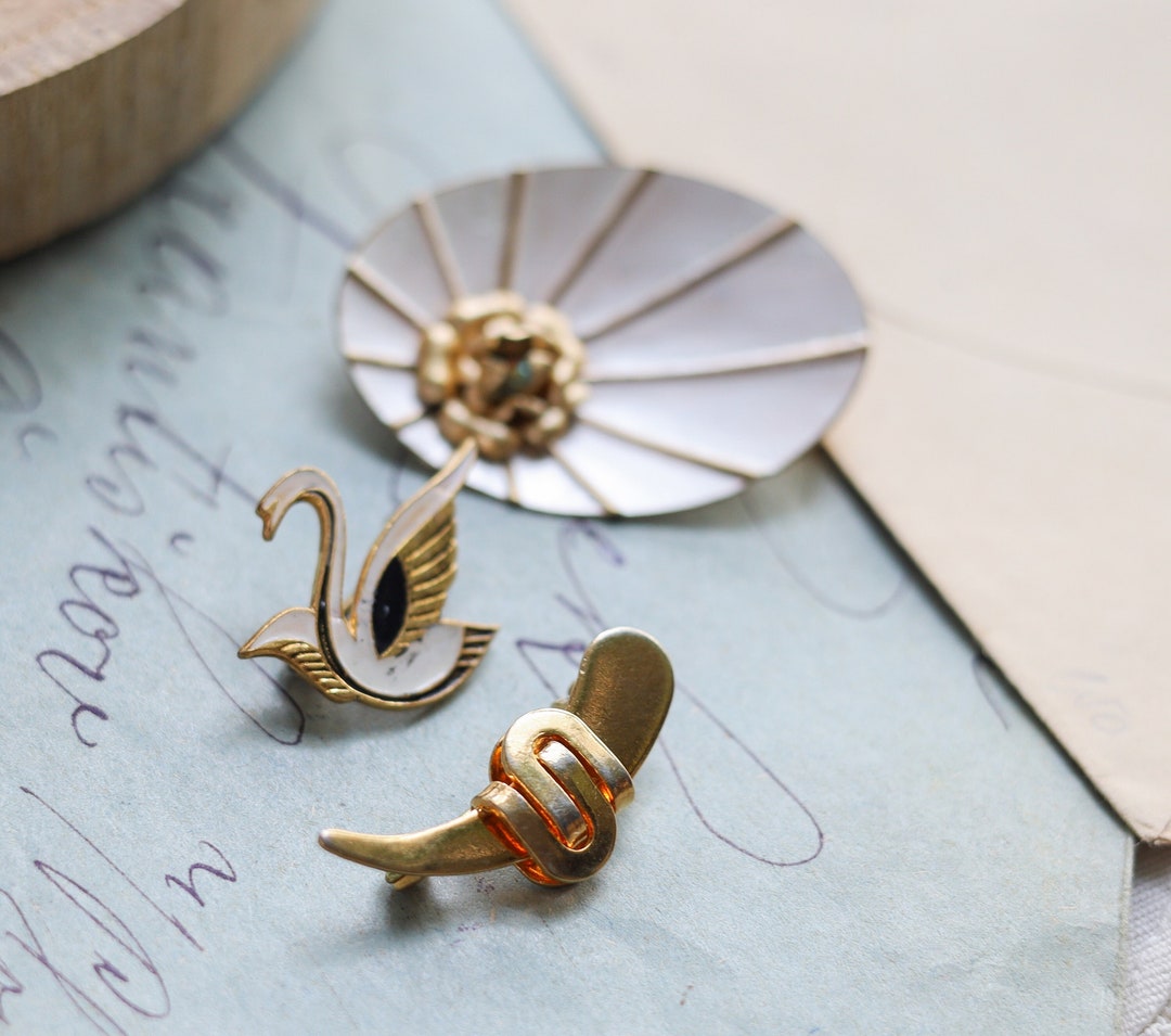 Broche Vintage Majestueux Cygne En Métal Doré - Années 70, Couleur Vert Céladon Mat