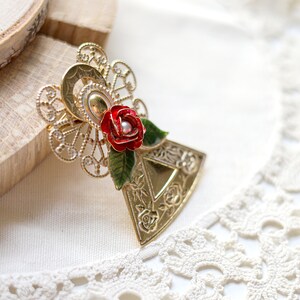 Ángel vintage en tono dorado con broche de rosa KC Kenneth Cole broche de ángel guardián Esmalte flor roja Broche de perlas falsas imagen 4