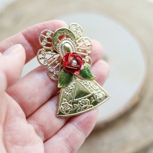 Ángel vintage en tono dorado con broche de rosa KC Kenneth Cole broche de ángel guardián Esmalte flor roja Broche de perlas falsas imagen 6