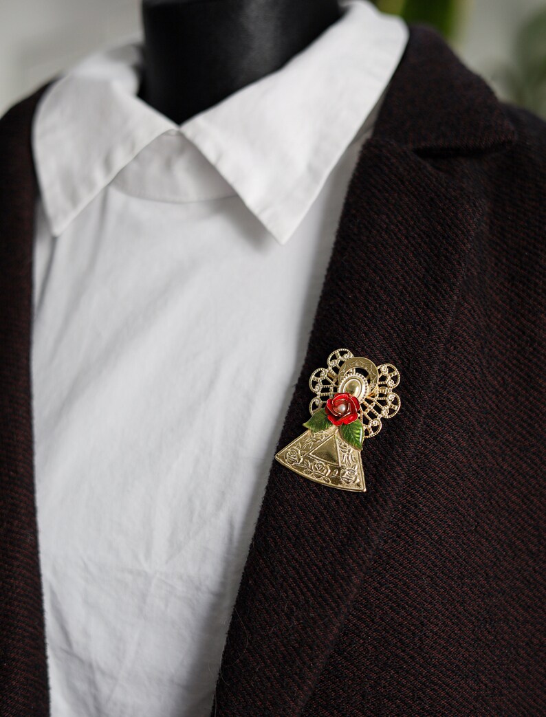 Ángel vintage en tono dorado con broche de rosa KC Kenneth Cole broche de ángel guardián Esmalte flor roja Broche de perlas falsas imagen 9