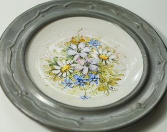 Vintage floral wall plate Cottagecore decor daisy ceramic hanging plate metal frame