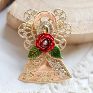 Ángel vintage en tono dorado con broche de rosa KC Kenneth Cole broche de ángel guardián Esmalte flor roja Broche de perlas falsas imagen 1