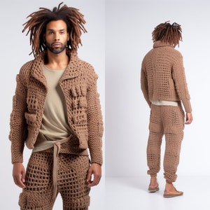 Könnte beinhalten: Ein brauner, gehäkelter Pullover und eine passende Hose. Der Pullover hat einen Reißverschluss und Taschen. Die Hose hat eine lockere Passform und einen Kordelzug.