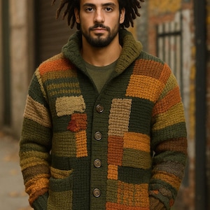 Può includere: Un cardigan patchwork nei toni del verde, arancione e marrone. Il maglione ha un colletto con cappuccio, una chiusura con bottoni sul davanti e due tasche anteriori. Il modello indossa una maglietta verde sotto.