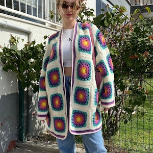 Handgefertigte Häkeljacke, Oma Quadrat Strickjacke, Bunte Damen Pullover, Boho Chic Strick, Häkeljacke, Patchwork Strickjacke Bild 1