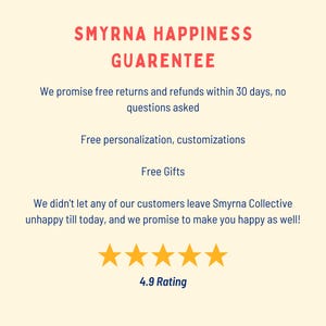 Op de afbeelding: Afbeelding met tekst: "SMYRNA HAPPINESS GUARENTEE." Belooft gratis retourneren, personalisatie en gratis cadeaus. Bevat een beoordeling van 4,9 met vijf gouden sterren. De tekst is rood en zwart op een cr&egrave;mekleurige achtergrond.