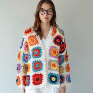 Maglione quadrato Grandma, giacca colorata lavorata all&#39;uncinetto a mano, design patchwork, maglieria artigianale, regalo unico per le donne