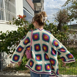 Handgefertigte Häkeljacke, Oma Quadrat Strickjacke, Bunte Damen Pullover, Boho Chic Strick, Häkeljacke, Patchwork Strickjacke Bild 3