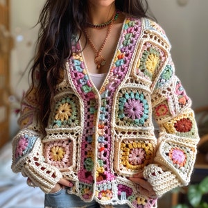 Puede incluir: Un cárdigan de manga larga confeccionado con cuadrados de ganchillo multicolor en tonos rosa, amarillo, azul, verde y crema. La prenda presenta un escote en pico, cierre frontal con botones y un patrón de punto calado en toda la pieza.