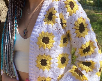 Cardigan quadrato della nonna con motivo girasole, cardigan floreale all'uncinetto, cardigan lavorato a maglia, cardigan all'uncinetto bianco, cardigan con motivo floreale