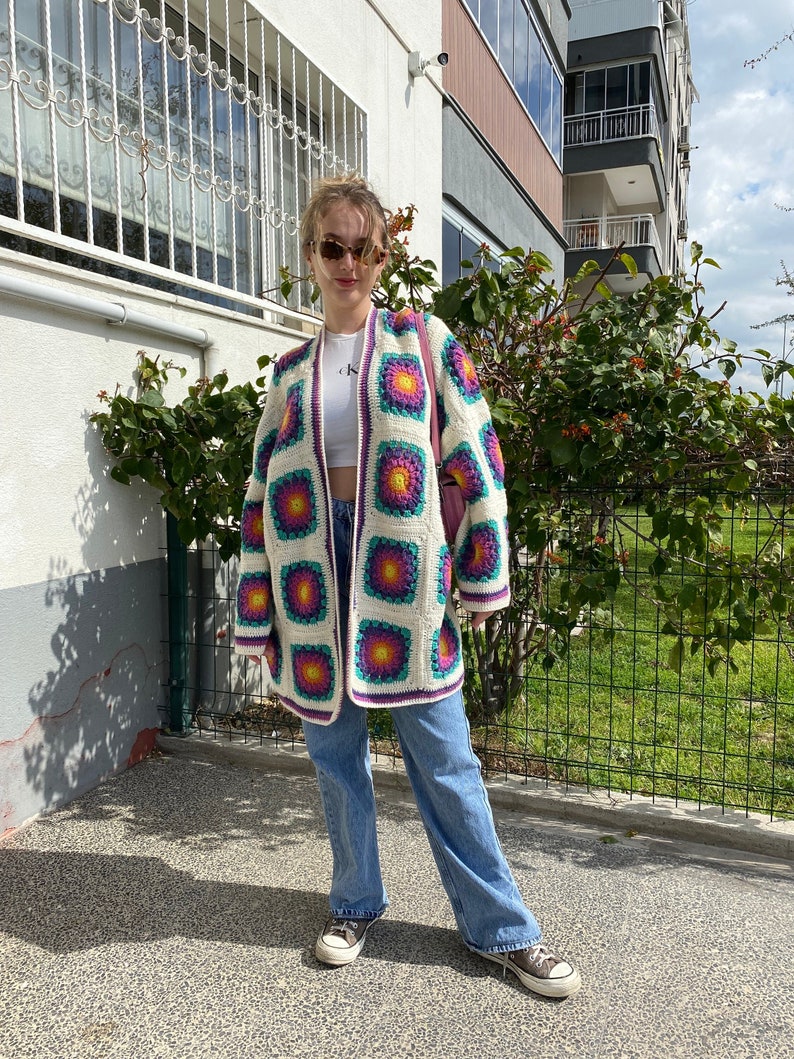 Handgefertigte Häkeljacke, Oma Quadrat Strickjacke, Bunte Damen Pullover, Boho Chic Strick, Häkeljacke, Patchwork Strickjacke Bild 1