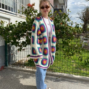 Handgefertigte Häkeljacke, Oma Quadrat Strickjacke, Bunte Damen Pullover, Boho Chic Strick, Häkeljacke, Patchwork Strickjacke Bild 7