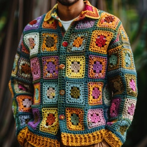 Puede incluir: Una chaqueta de crochet colorida con un diseño de patchwork que presenta cuadrados de varios colores, incluidos rojo, naranja, amarillo, verde, azul y morado.