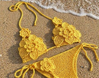Conjunto de biquíni de crochê com estampa de girassol amarelo, modelo 3D com margaridas.