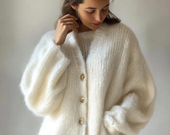 Cardigan bianco lavorato a maglia grossa fatto a mano: stile invernale chic