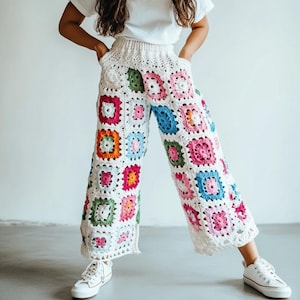 Handgefertigte weiße Hosen für Frauen mit lebhaften Oma-Quadrat-Häkelmustern - Eine perfekte Mischung aus Eleganz und Boho-Chic-Stil, Häkelhose