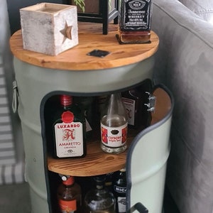 Unikt sidobord för oljefat med träskivor, kan användas som nattduksbord, minibar, barskåp, skåp eller kaffebar, loftbord för fat