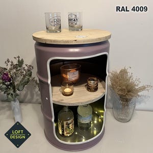 Könnte beinhalten: Ein Beistelltisch aus einem umfunktionierten Metallfass in Altrosa, mit einer runden Tischplatte aus hellem Holz und einem passenden Einlegeboden. Die vordere Öffnung ist weiß umrandet, und der Text RAL 4009 ist oben rechts zu sehen.
