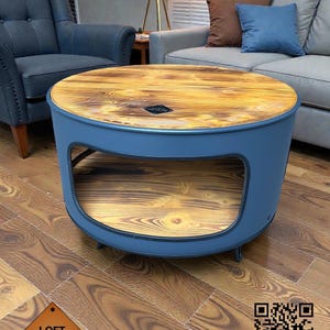 Mesa auxiliar única hecha con un bidón de aceite y tablas de madera, que puede usarse como mesa de centro, mesa, cómoda, estante o aparador, barra o para un estilo loft.