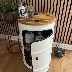 Table de chevet fabriquée à partir d'un tonneau en métal blanc, minibar en bois et métal, décoration pour un loft ou une cuisine