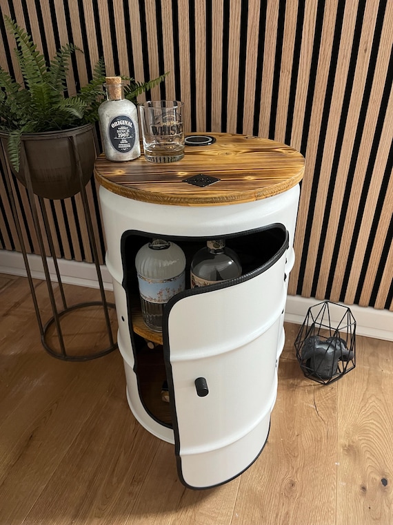 Nachttisch aus einem Metallfass in weis, Minibar aus Holz und Metall, Deko für Loftwohnung oder Küche