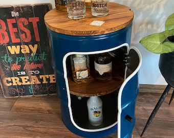 Mesa auxiliar única en forma de barril de aceite con tablas de madera, utilizable como mesita de noche, minibar, mueble bar, armario o barra de café, mesa tipo loft tipo barril.