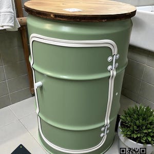 Table d'appoint unique en bois, fabriquée à partir d'un fût d'huile, pouvant servir de table de chevet, de minibar, de meuble bar, de table ou de coin café, ou encore de commode.