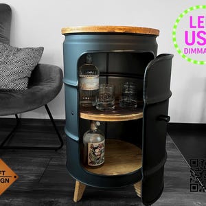 Individueller Ölfass-Beistelltisch mit Holzbrettern, nutzbar als Nachttisch, Minibar, Barschrank, Schrank oder Kaffeebar, Loft table barrel