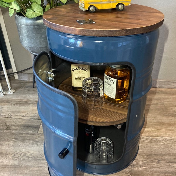 Individueller Ölfass-Beistelltisch mit Holzbrettern, nutzbar als Nachttisch, Minibar, Barschrank, Schrank oder Kaffeebar, Loft table barrel