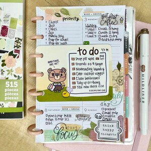 Puede incluir: Una agenda rosa y blanca con un dise&ntilde;o floral. La agenda tiene una lista de tareas pendientes con el texto "to do" y una lista de tareas. La agenda tambi&eacute;n tiene una lista de prioridades con el texto "priority" y una lista de tareas. La agenda tiene una fecha del 1/3 M y el texto "But first coffee".