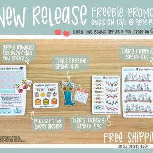 Op de afbeelding: Een verzameling stickervellen en losse stickers met diverse illustraties, waaronder zonnebloemen in laarzen, een kalender, dagen van de week en potplanten. De tekst bevat New Release, Freebie Promo en verschillende bestedingsniveaus.