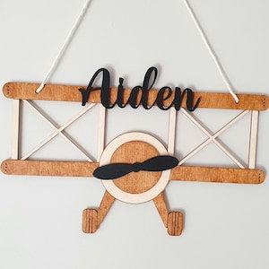 Holzflugzeug, Wanddeko, Personalisierbar, Kinderzimmer, Flugzeugdekoration, Namensschild, Geschenk zur Geburt, Jungenzimmer, Handgemacht