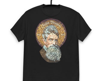 Pode incluir: Camiseta preta com uma imagem de mosaico de John Brown, uma figura histórica. A imagem é cercada por um círculo com o texto "John Brown" e os anos "1800" e "1859".