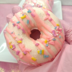 Bomba de baño de donut de pétalos de rosa / Bomba de baño vegana / Fizzer de baño vegano / Regalo de baño / Trato de baño / Hecho a mano / Autoregalo / Tratamiento de cuidado personal / Lindo