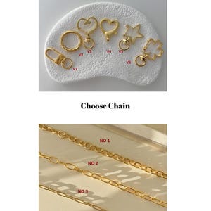Puede incluir: Cierres y cadenas doradas para llaveros. Los cierres incluyen varias formas: un cierre, un anillo, dos formas de coraz&oacute;n, una estrella y una flor. Las cadenas tienen diferentes estilos de eslabones, con el texto "Choose Lock" y "Choose Chain".