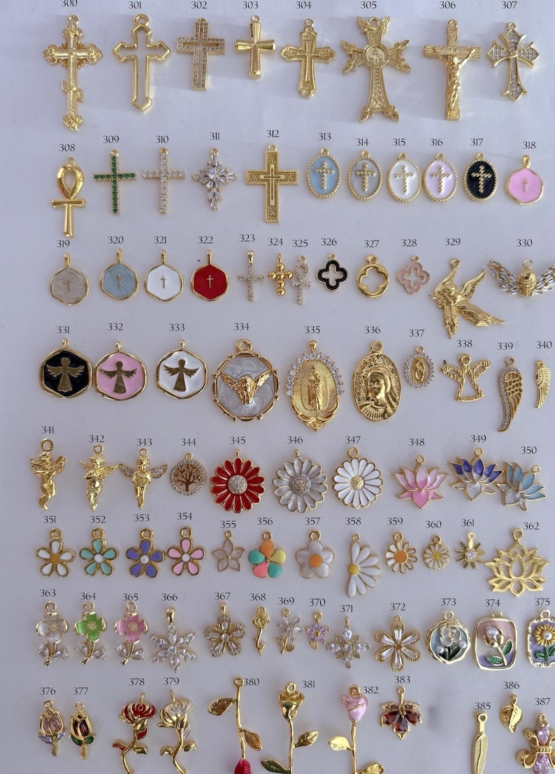 Puede incluir: Una colecci&oacute;n de colgantes y abalorios dorados, que incluyen cruces, dise&ntilde;os florales y s&iacute;mbolos religiosos. Los colgantes var&iacute;an en tama&ntilde;o y detalle, algunos con detalles de esmalte y piedras preciosas.