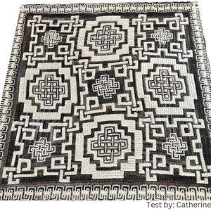 Könnte beinhalten: Schwarz-weißer geometrischer Teppich mit einem sich wiederholenden Knotendesign. Der Teppich hat einen Rand aus kleineren geometrischen Mustern. "Test by: Catherine Blin" ist in der rechten unteren Ecke gedruckt.
