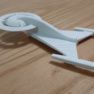 Star Trek USS Discovery-inspired ship model - 3d printed in PLA+