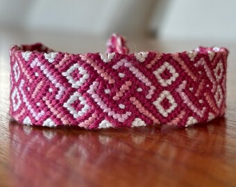 bordered interlocking diamond/cross pink & white friendship bracelet